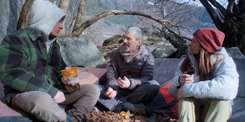 Ticino bouldering pioneer Richi Signer talks with a younger generation. 