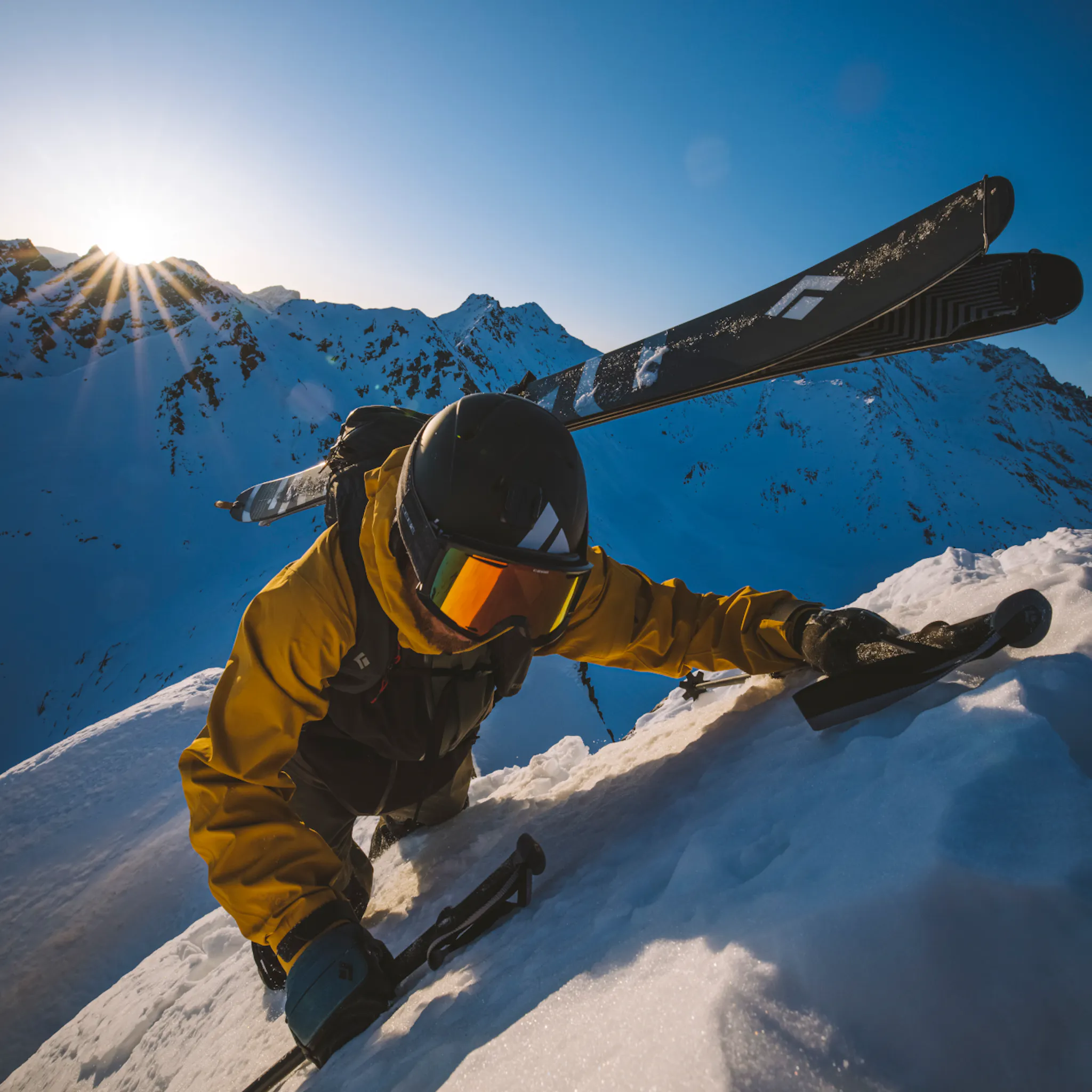 Un skieur s'approche du sommet avec des skis Impulse