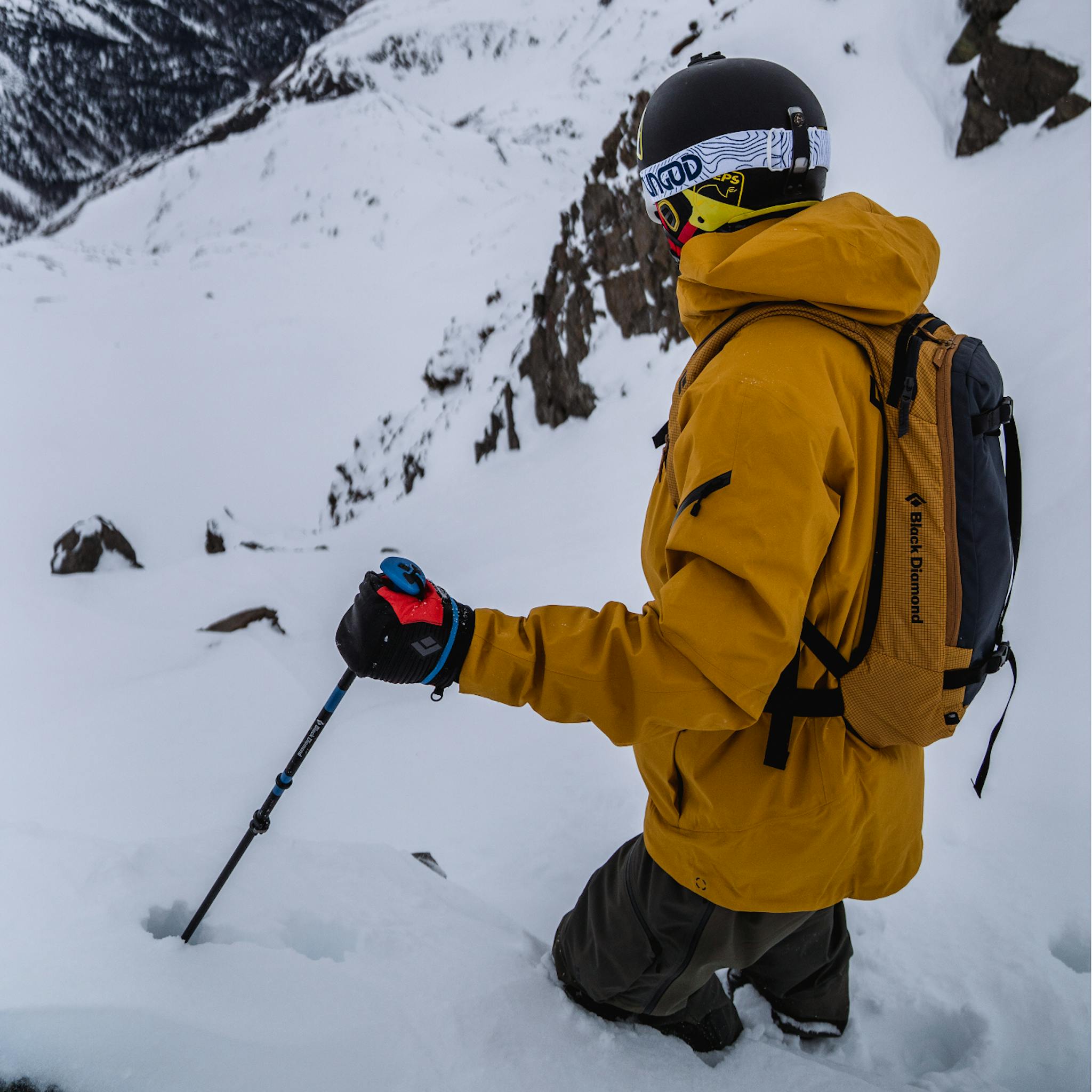Un skieur portant la coque de ski Recon Stretch.