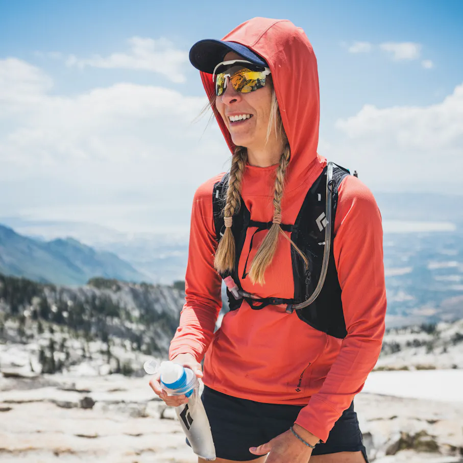 L'athlète BD Kelly Halpin porte le sweat à capuche Alpenglow pour femmes.