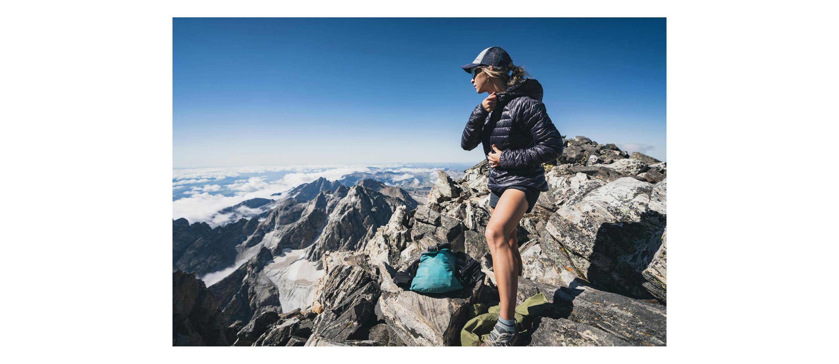 Kelly Halpin, athlète de Black Diamond, enfile le sweat d'approche pour rester au chaud au sommet du Grand Teton. 