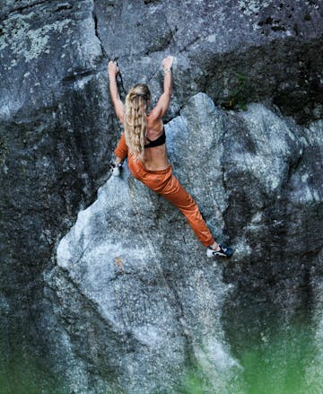 A Climber wearing the Women's Method S climbing shoe to send a boulder. 