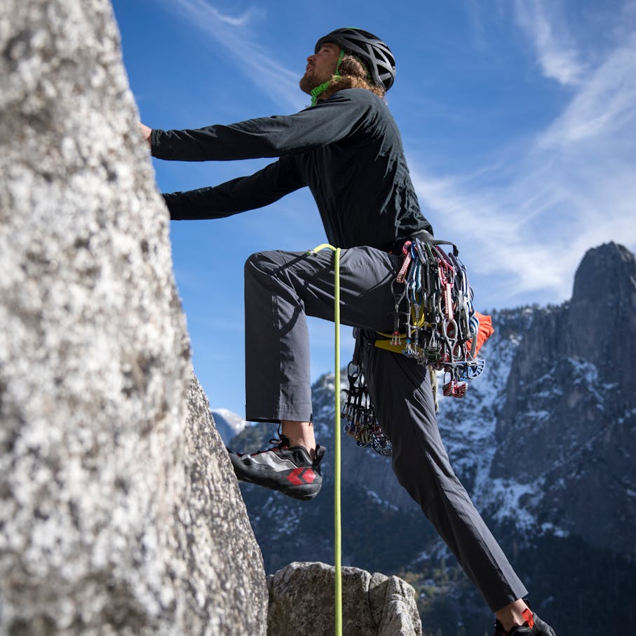 Ein Kletterer trägt die Technician Alpine Pants