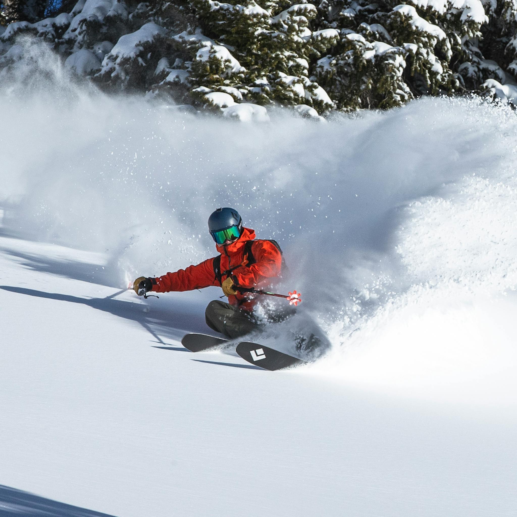 Un skieur portant la coque de ski Recon Stretch.