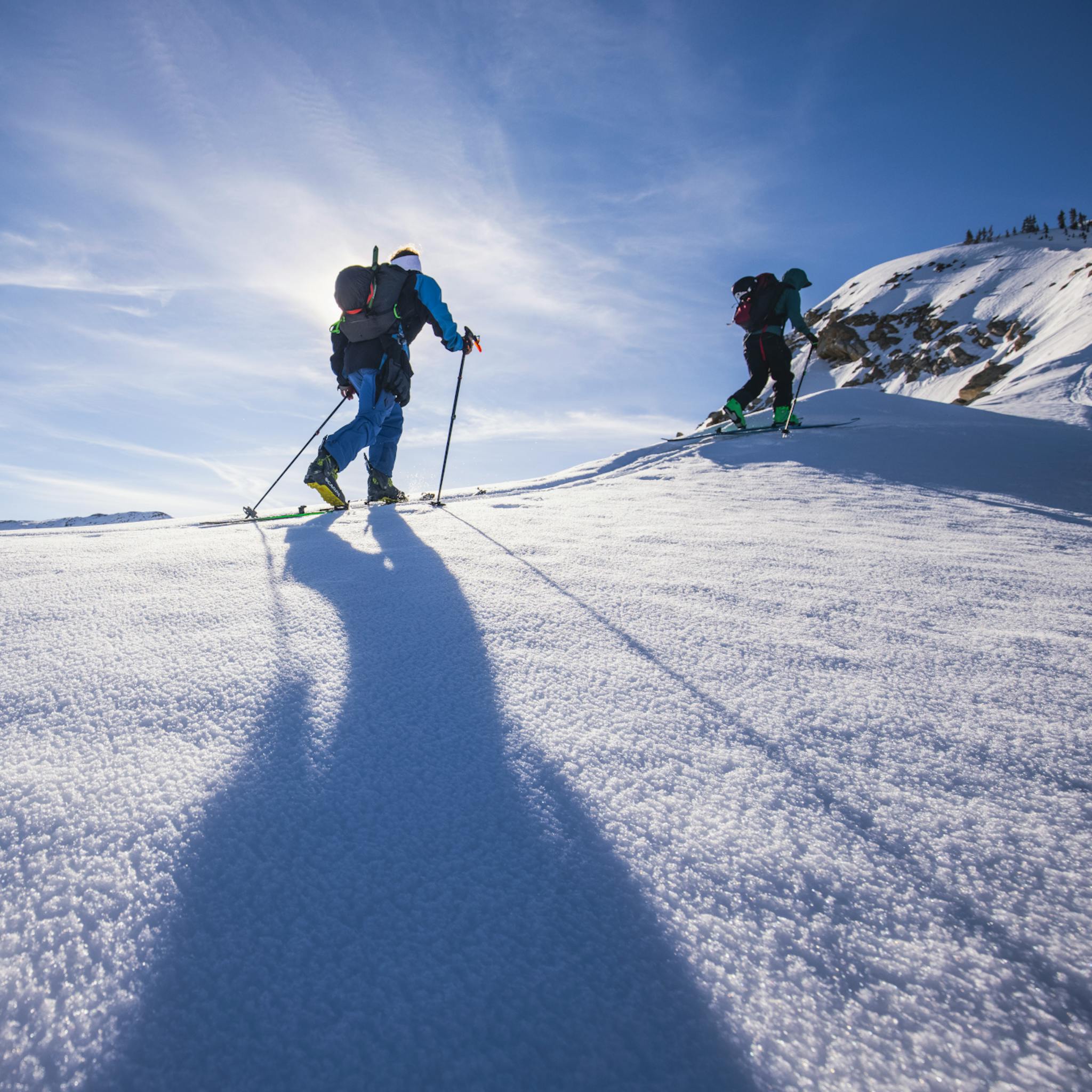 Skitourer mit Traverse Poles