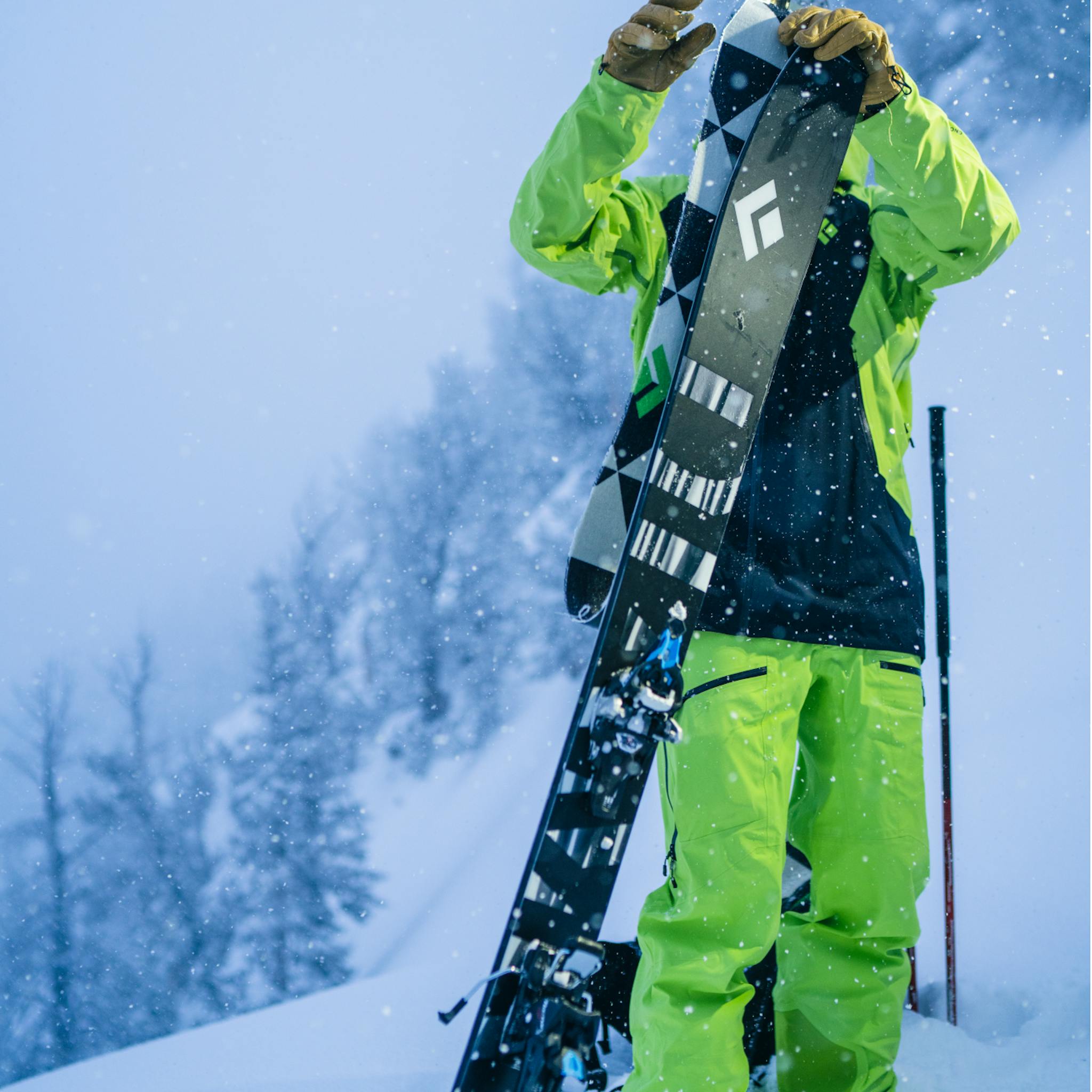 Ein Skifahrer zieht die Felle auf seine Impulse 104 Skier mit