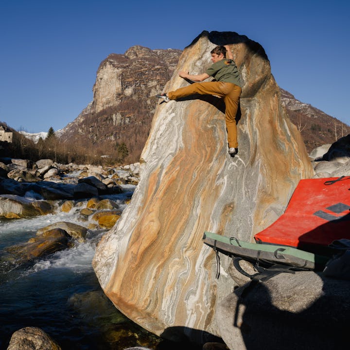 BD athlete Kim Marschner tops out on a boulder in Ticino. 